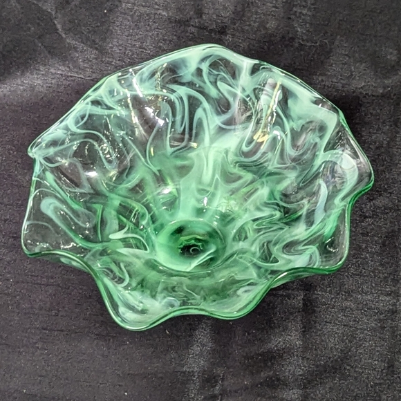 Vintage green glass ruffle pedestal bowl - unbranded - Picture 2 of 7